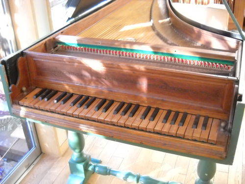 Italian harpsichord in oute rcase